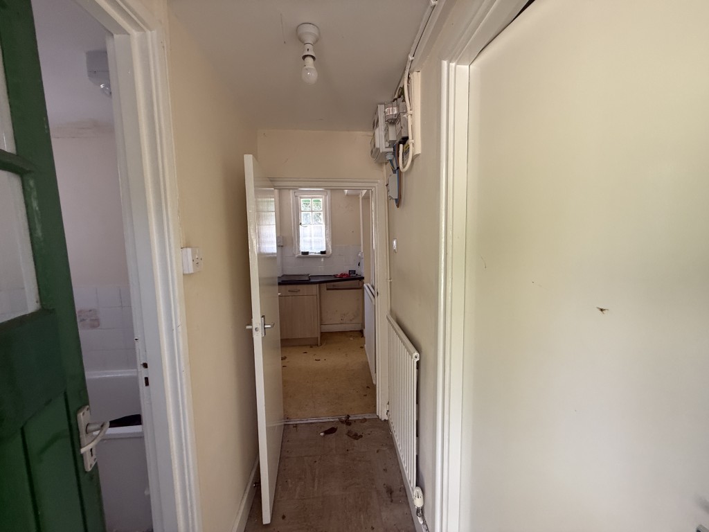 Lot: 120 - FORMER TOLL HOUSE WITH GARDEN - Inner hall
